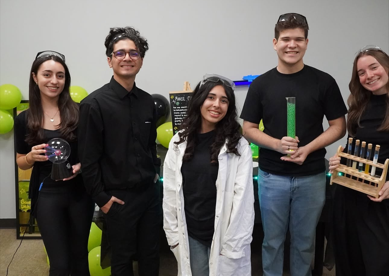 Estudiantes de CIMATEC presentando proyectos científicos