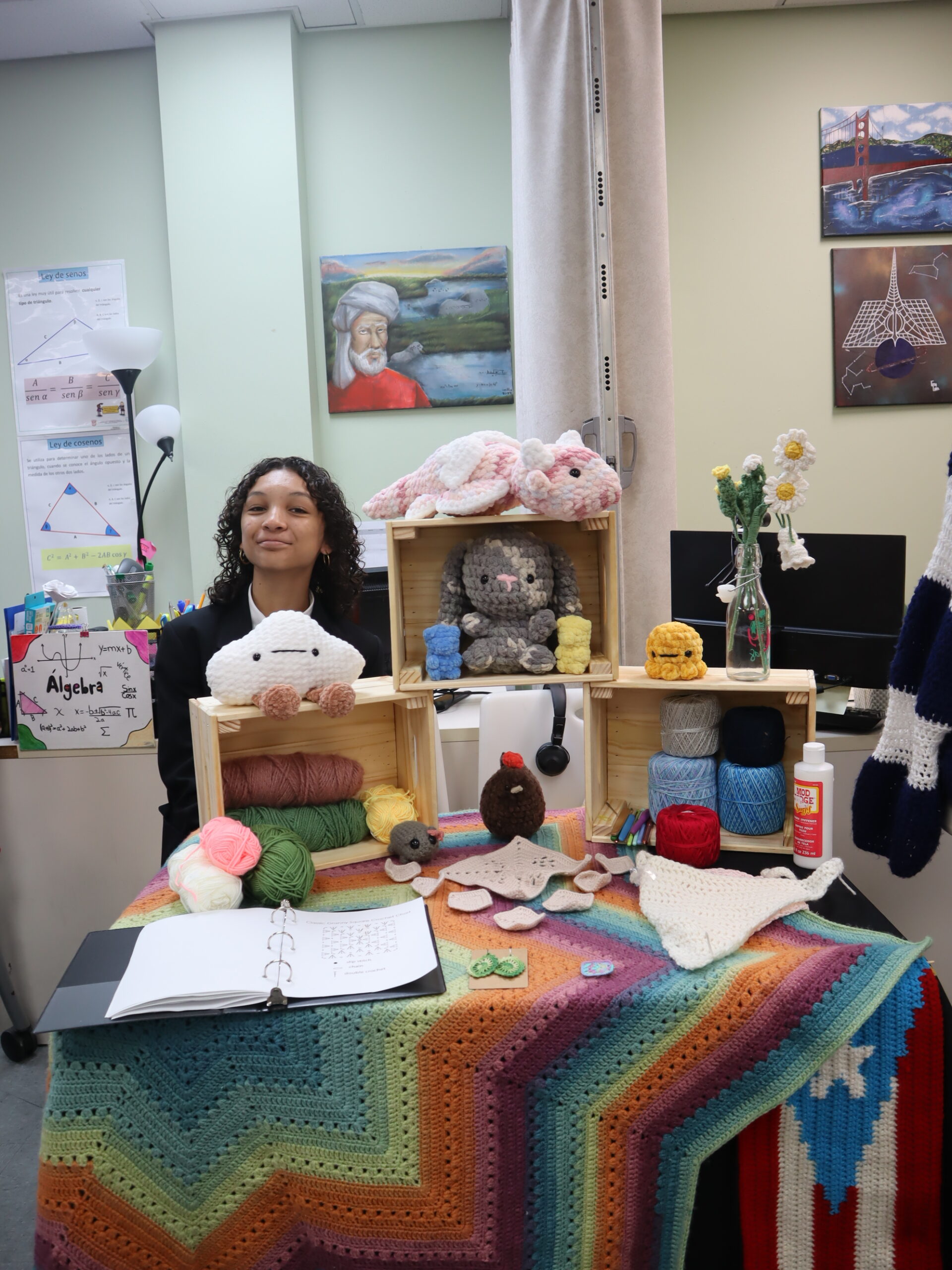 Estudiantes participando en el Crochet Club