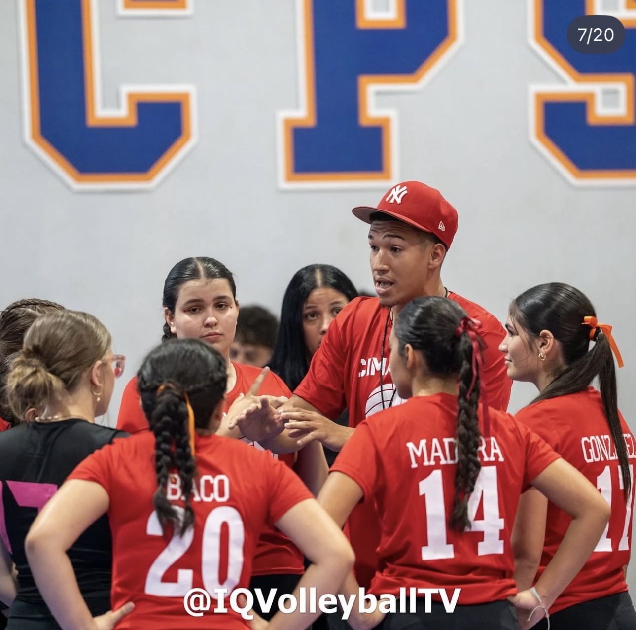 Estudiantes participando en actividades deportivas