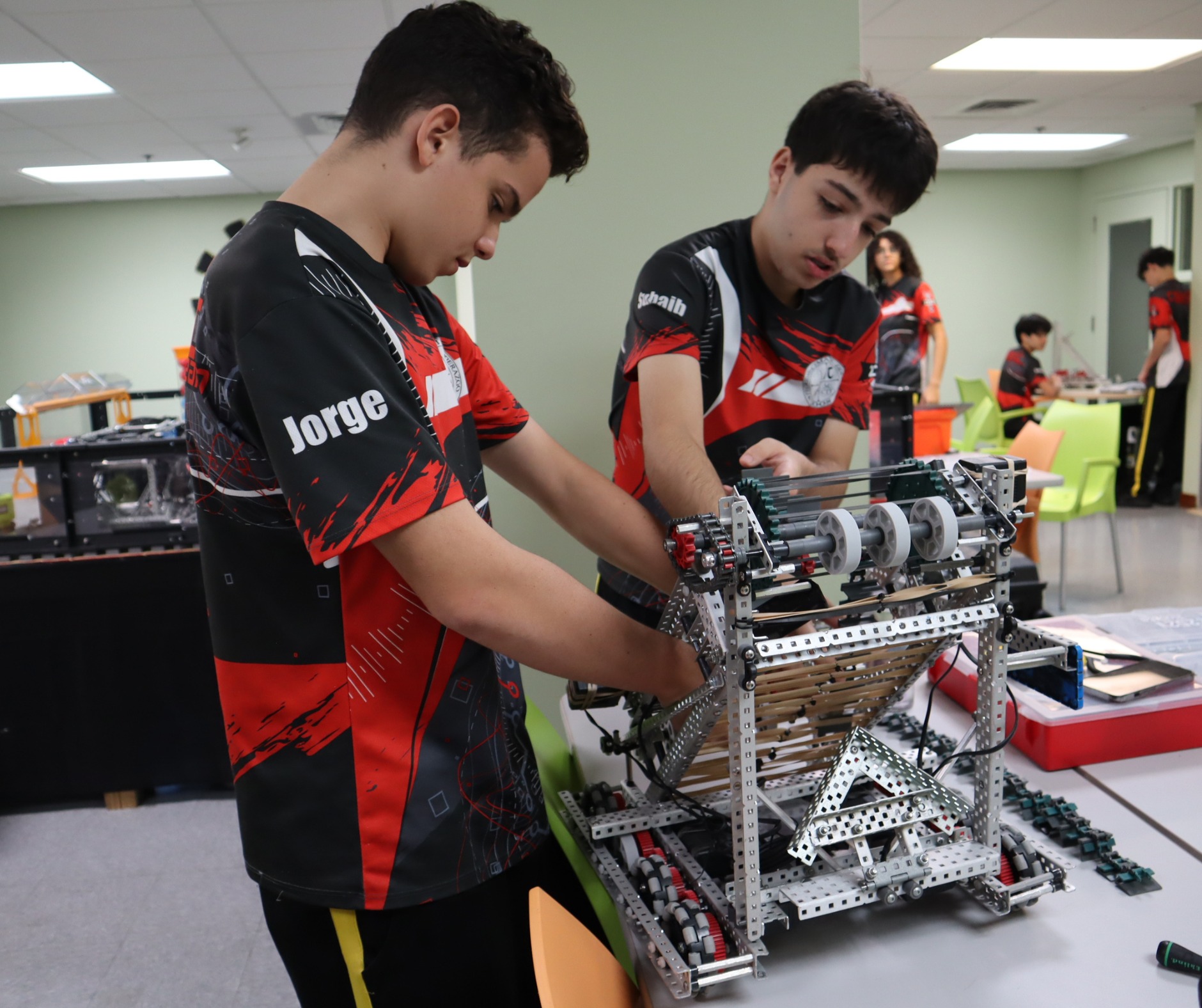 Estudiantes del Departamento de Tecnología trabajando en robótica