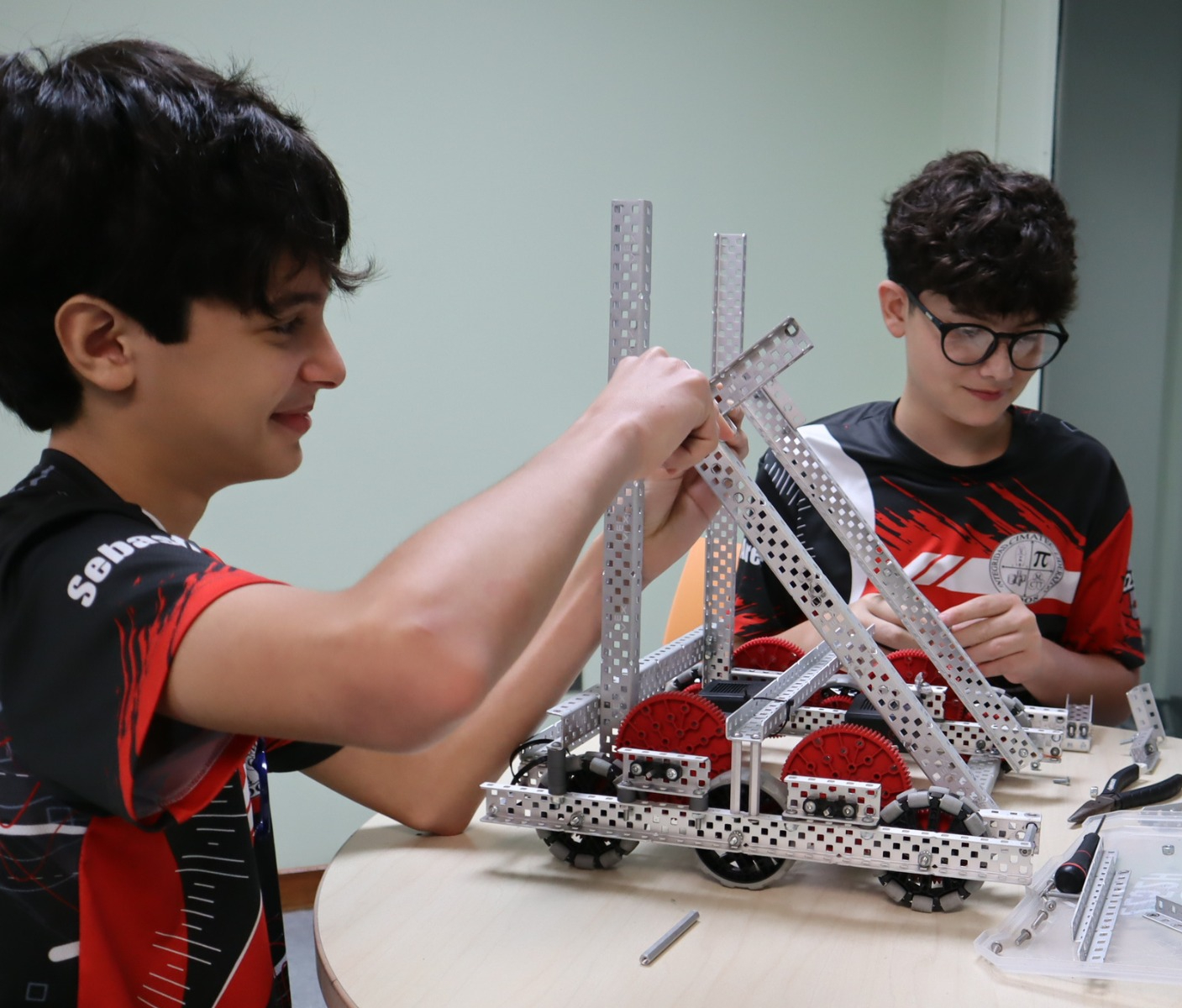 Estudiantes de CIMATEC trabajando en proyectos de robótica