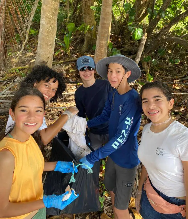 Estudiantes de CIMATEC realizando labores de voluntariado y limpieza de playas