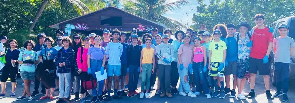Actividad de voluntariado estudiantil de CIMATEC en limpieza de playas